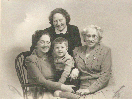Billede af mig selv, min mor, min mormor og min oldemor